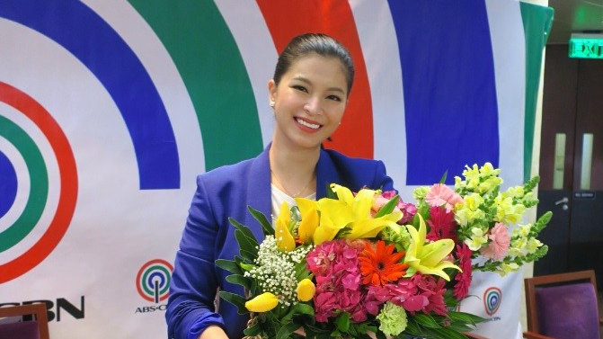 Angel Locsin, muling pumirma ng kontrata sa ABS-CBN